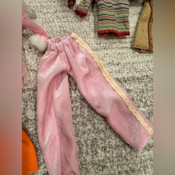 More Barbie clothes! Velvet hooded cape, hangers, scuba suit, vintage dresses.. - Picture 4 of 16